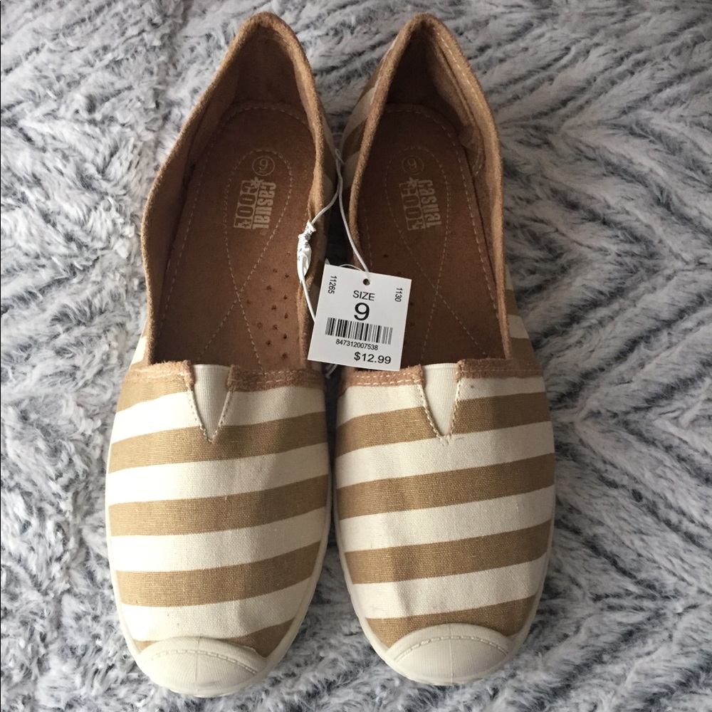 NWT Women’s Casual comfort striped Flats 🥿